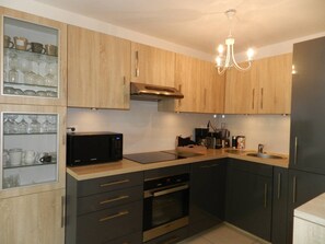 Fridge, microwave, oven, stovetop - Modern 2-Room Apartment in Bormes - Terrace and Parking (Bormes-les-Mimosas)
