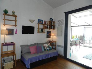 TV - 2-room apartment with terrace and parking in Le Lavandou (Le Lavandou)