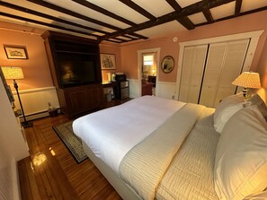 House, 1 Bedroom | 1 bedroom, laptop workspace, free WiFi - Exposed Beam One Bedroom Suite Downtown Newport #15 1 Home (Newport)