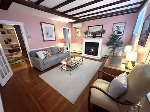 Exposed Beam One Bedroom Suite Downtown Newport #15 1 Home