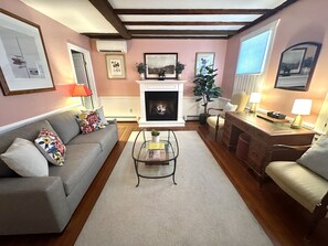 Living area - Exposed Beam One Bedroom Suite Downtown Newport #15 1 Home (Newport)