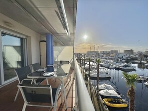 Outdoor dining - Sunny Apartment with Pool and Canal View in Santa Margarita, Roses (Roses)