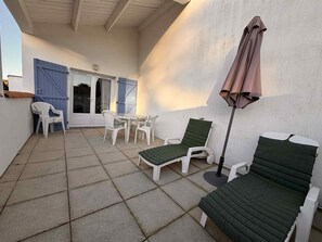 Outdoor dining - 3-room duplex with terrace and parking, near the beach (La Tranche-sur-Mer)