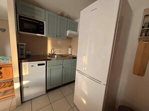 Fridge, microwave, oven, stovetop - 3-room duplex with terrace and parking, near the beach (La Tranche-sur-Mer)