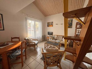 TV - 3-room duplex with terrace and parking, near the beach (La Tranche-sur-Mer)