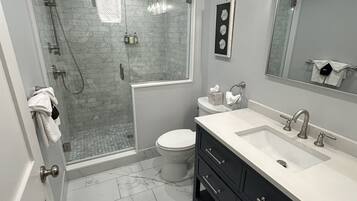House, 5 Bedrooms | Bathroom | Towels, shampoo