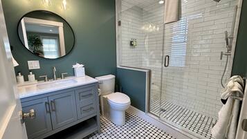 Apartment, 1 Bedroom | Bathroom | Towels, shampoo