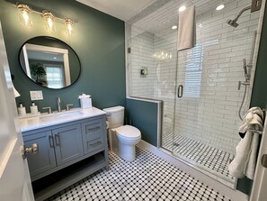 Apartment, 1 Bedroom | Bathroom | Towels, shampoo - Downtown Newport Gem 1br W/ Parking & Prime Spot 1 Bedroom Apts (Newport)