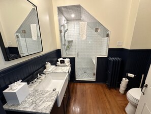 Bathroom - Exposed Brick Suite 1 Bed/ 1 Bath/ Pullout Sofa 1 Bedroom Apts (Newport)