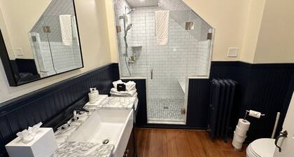 Exposed Brick Suite 1 Bed/ 1 Bath/ Pullout Sofa 1 Bedroom Apts