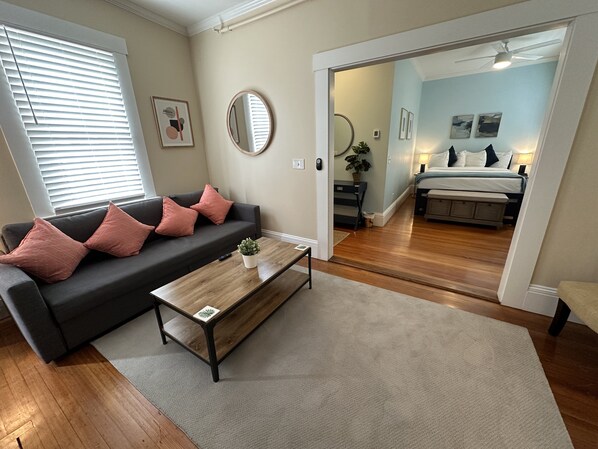 1 bedroom, laptop workspace, iron/ironing board, free WiFi - Exposed Brick Suite 1 Bed/ 1 Bath/ Pullout Sofa 1 Bedroom Apts (Newport)