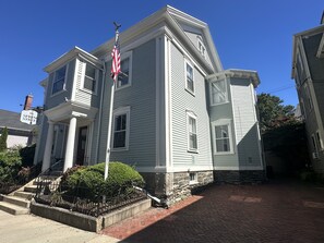 Exterior - Exposed Brick Suite 1 Bed/ 1 Bath/ Pullout Sofa 1 Bedroom Apts (Newport)