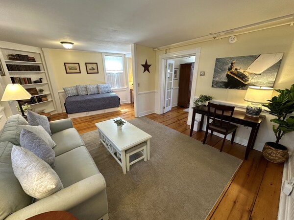 Spacious Three Room Suite Downtown Newport #16 1 Bedroom Home - Cliff Walk, RI