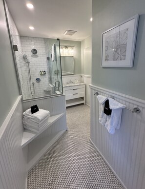 House, 1 Bedroom | Bathroom | Towels, shampoo - Bright & Sunny 1 Bed/ 1 Bath Downtown Newport - Unit 1 1 Bedroom Home (Newport)