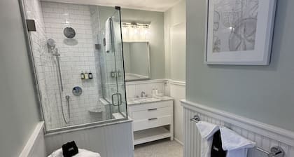 Bright & Sunny 1 Bed/ 1 Bath Downtown Newport - Unit 1 1 Bedroom Home