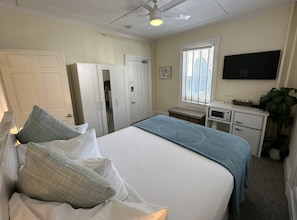 House, 1 Bedroom | 1 bedroom, iron/ironing board, free WiFi - Bright & Sunny 1 Bed/ 1 Bath Downtown Newport - Unit 1 1 Bedroom Home (Newport)