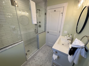 House, 5 Bedrooms | Bathroom | Towels, shampoo - Epic Downtown Newport 6br Whole House W/ Parking 6 Bedroom Home (Newport)