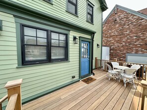 Outdoor dining - Epic Downtown Newport 6br Whole House W/ Parking 6 Bedroom Home (Newport)