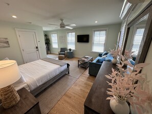 6 bedrooms, iron/ironing board, free WiFi - Epic Downtown Newport 6br Whole House W/ Parking 6 Bedroom Home (Newport)