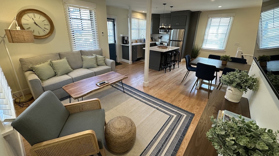 Epic Downtown Newport 6br Whole House W/ Parking 6 Bedroom Home