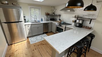 House, 5 Bedrooms | Private kitchen | Fridge, oven, coffee/tea maker, toaster