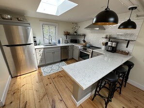 Private kitchen - Epic Downtown Newport 6br Whole House W/ Parking 6 Bedroom Home (Newport)