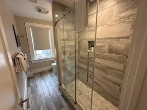 Maison, 2 chambres | Salle de bain | Serviettes fournies, shampoing