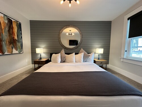 Large Three Room Suite 2 Bed/1 Bath In Downtown - Unit 4 2 Bedroom Home