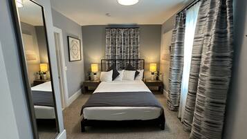 Huis, 1 slaapkamer | 1 slaapkamer, een laptopwerkplek, een strijkplank/strijkijzer