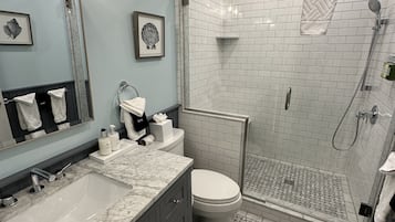 Apartment, 1 Bedroom | Bathroom | Towels, shampoo