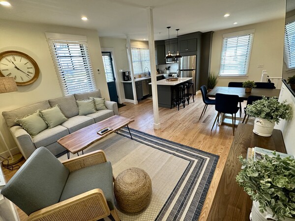 Downtown Newport 2br Apartment W/ Parking & Deck - Unit 4 2 Bedroom Apts - Newport