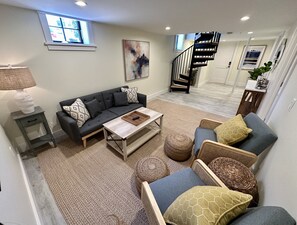 Living area - Downtown Newport 2br Apartment W/ Parking & Deck - Unit 4 2 Bedroom Apts (Newport)