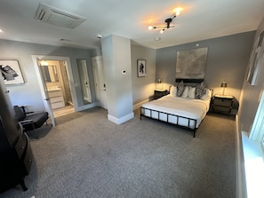 House, 1 Bedroom | 1 bedroom, laptop workspace, iron/ironing board, free WiFi - Spacious 1 Bed/1 Bath In Downtown Newport - Unit 5 1 Bedroom Home (Newport)