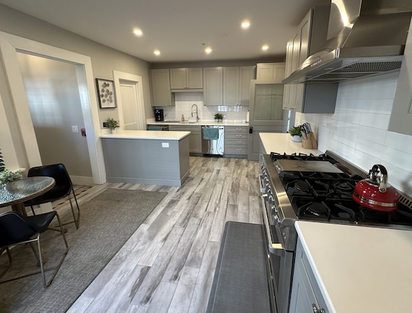 House, 1 Bedroom | Private kitchen | Fridge, oven, coffee/tea maker - Spacious 1 Bed/1 Bath In Downtown Newport - Unit 5 1 Bedroom Home (Newport)