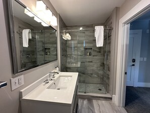 House, 1 Bedroom | Bathroom - Spacious 1 Bed/1 Bath In Downtown Newport - Unit 5 1 Bedroom Home (Newport)