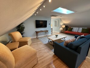Living area - Unique 2 Bed 1 Bath Apartment Off Broadway #3 2 Bedroom Apts (Newport)