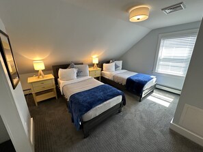 2 bedrooms, iron/ironing board, free WiFi - Unique 2 Bed 1 Bath Apartment Off Broadway #3 2 Bedroom Apts (Newport)