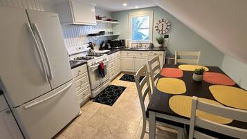 Căn hộ, 2 phòng ngủ | Bếp riêng | Tủ lạnh, lò nướng, dụng cụ pha cà phê/trà, lò nướng bánh mì