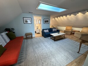 Living area - Unique 2 Bed 1 Bath Apartment Off Broadway #3 2 Bedroom Apts (Newport)