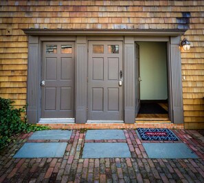 Exterior detail - Unique 2 Bed 1 Bath Apartment Off Broadway #3 2 Bedroom Apts (Newport)