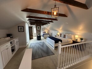 Studio | Laptop workspace, iron/ironing board, free WiFi - Unique Loft With Rooftop Deck In Downtown Newport - Unit 3 Home (Newport)
