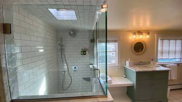 Studio | Bathroom | Towels, shampoo