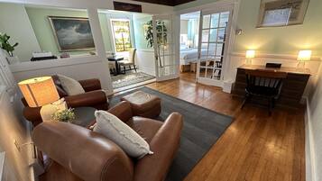 5 bedrooms, laptop workspace, iron/ironing board, free WiFi