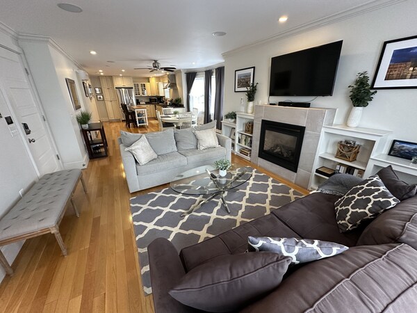 Bright And Open 2 Bed 1 Bath Apt. Off Broadway #2 2 Bedroom Apts - Atlantic Beach, Rhode Island