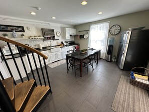 Appartement, 2 chambres | Cuisine privée | Réfrigérateur, four, cafetière/bouilloire
