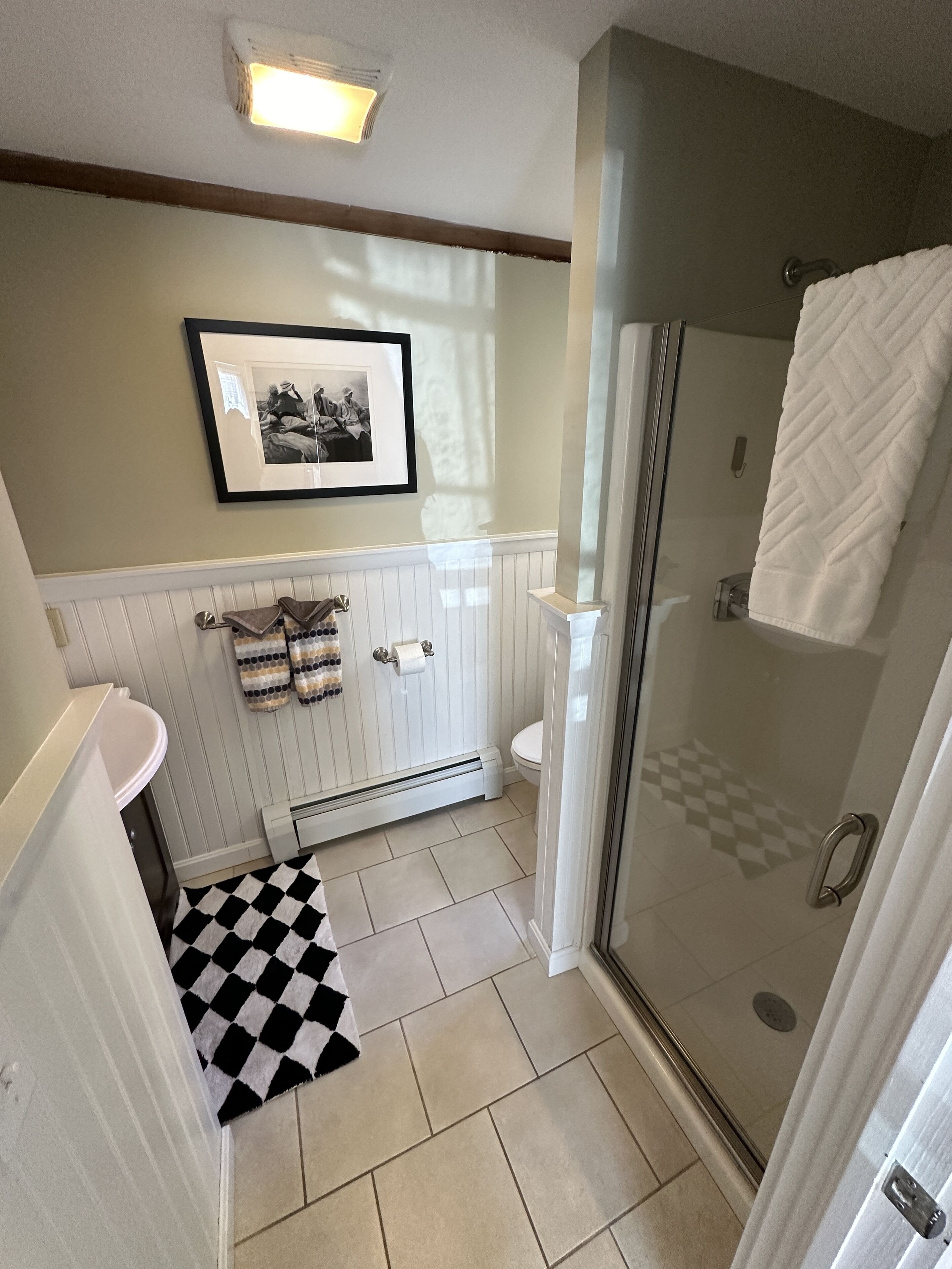 Apartment, 2 Bedrooms | Bathroom | Towels, shampoo