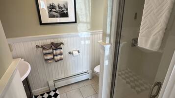 Apartment, 2 Bedrooms | Bathroom | Towels, shampoo