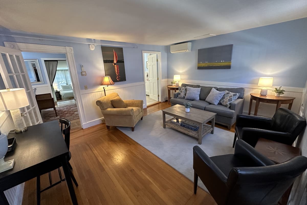 Căn hộ, 2 phòng ngủ | Khu phòng khách | Smart TV