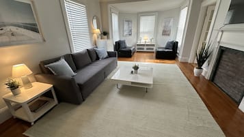 House, 4 Bedrooms | Living area