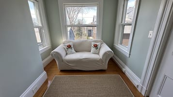 House, 4 Bedrooms | Living area